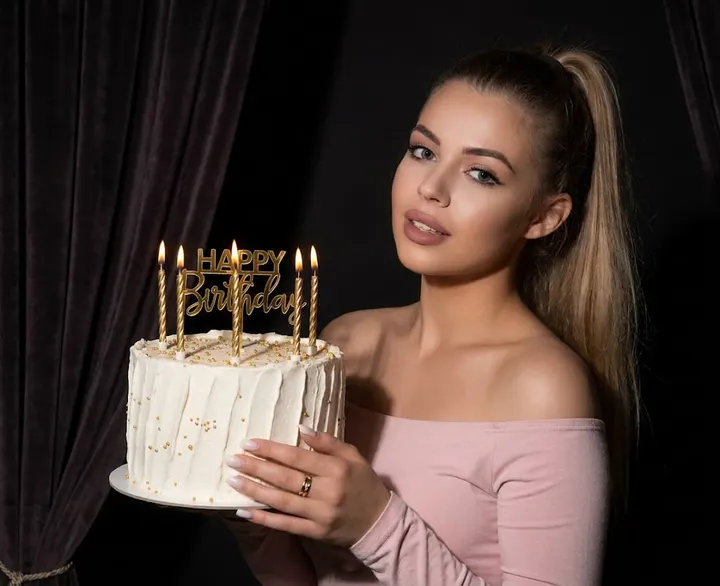 Женщина с праздничным тортом