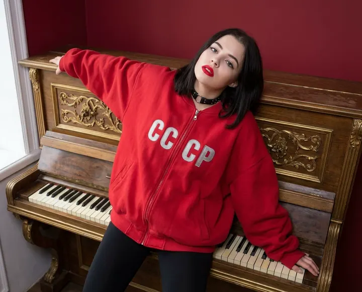 Портрет женщины в куртке СССР