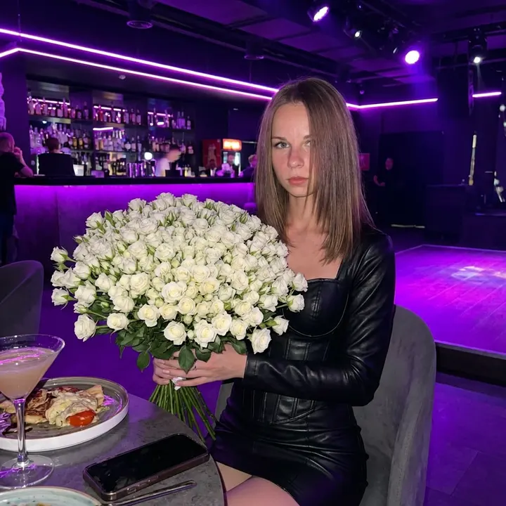 Девушка в клубе с розами