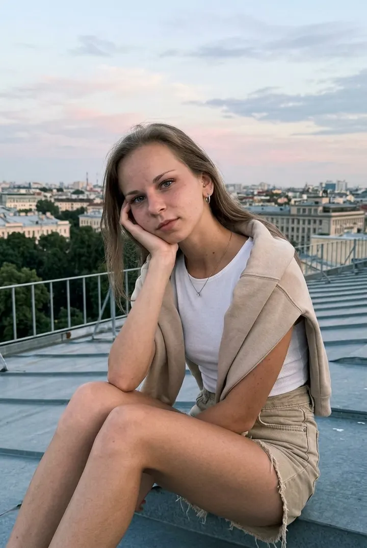 Девушка на металлической крыше