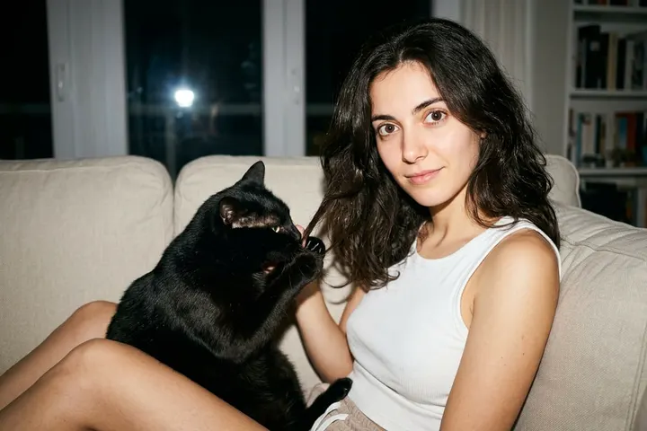 Девушка с черной кошкой