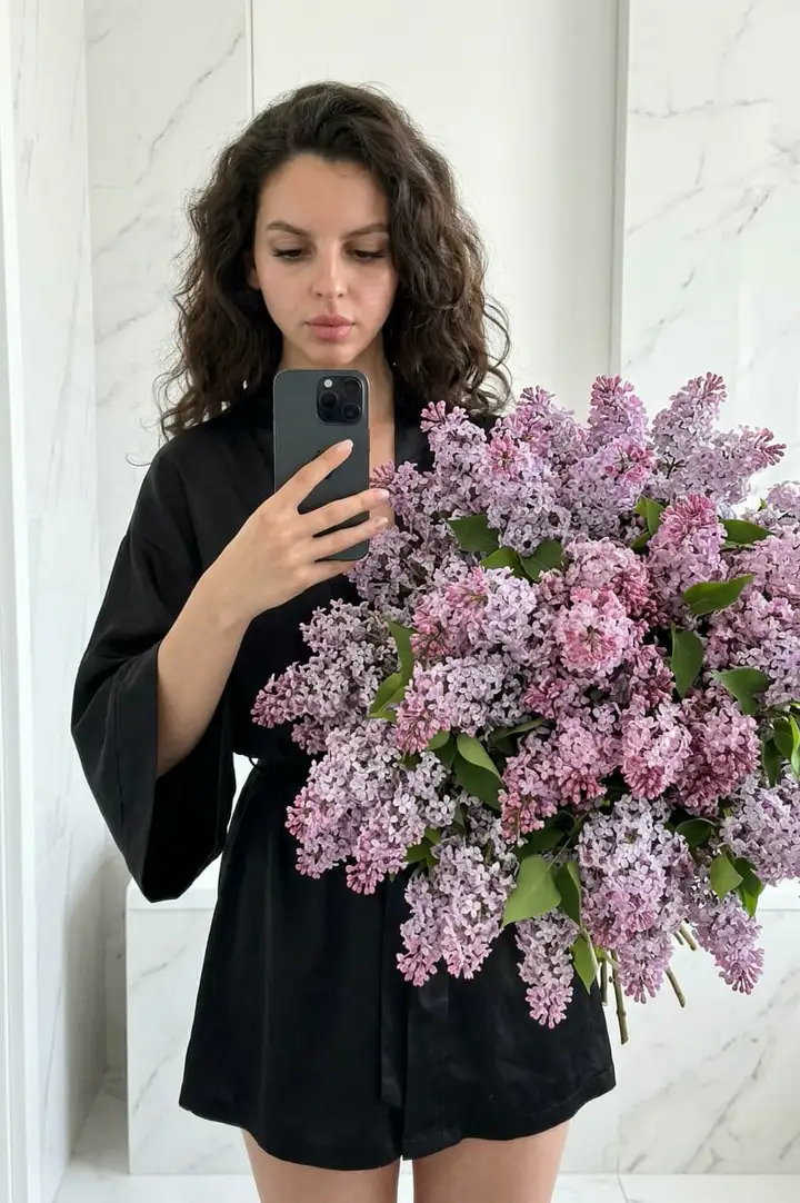 Селфи с огромным букетом сирени