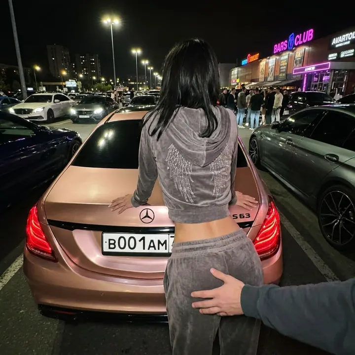 Девушка у Mercedes S63 ночью