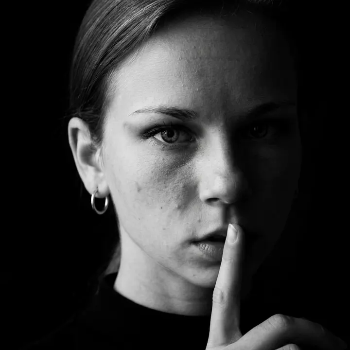 Черно-белый портрет жест тишины