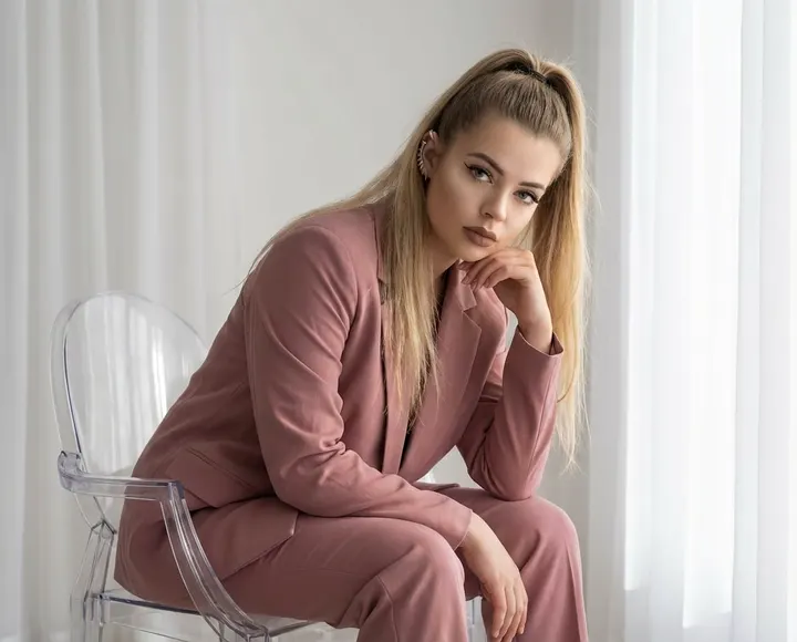 Портрет в розовом костюме Vogue
