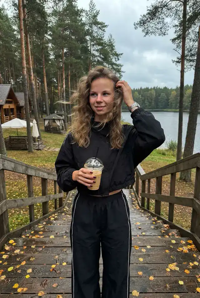 Стильная осень у лесного озера