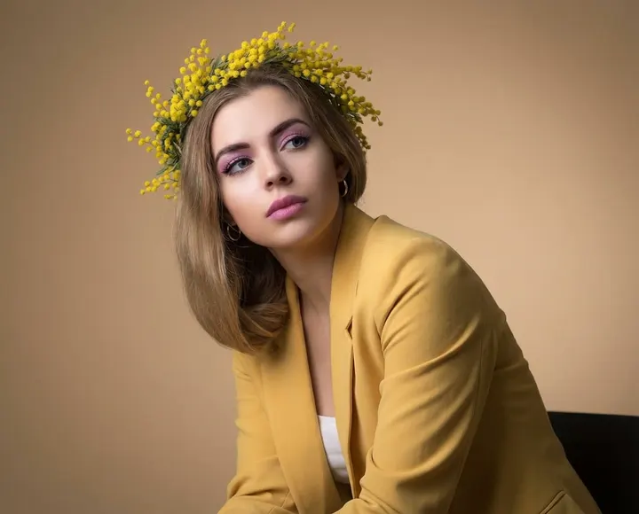 Модный портрет с мимозой
