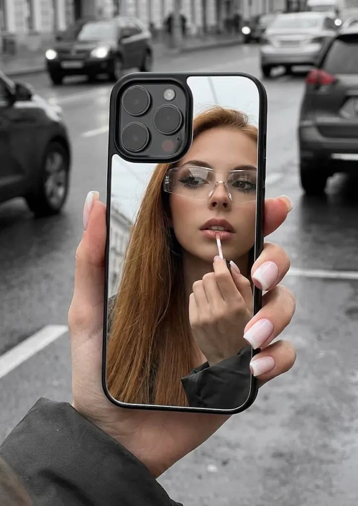 Отражение в зеркальном смартфоне