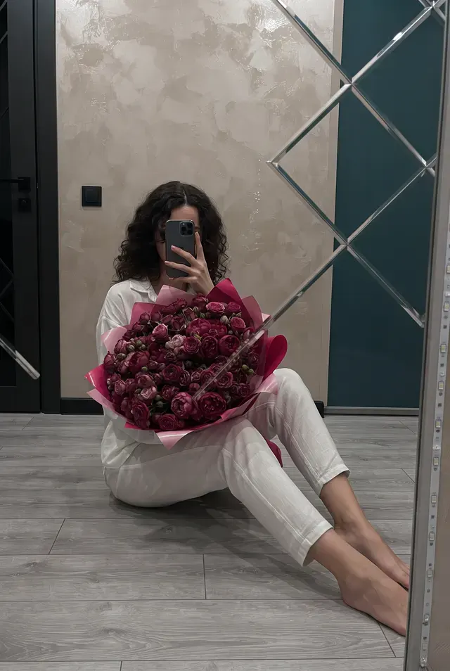 Зеркальное селфи с букетом