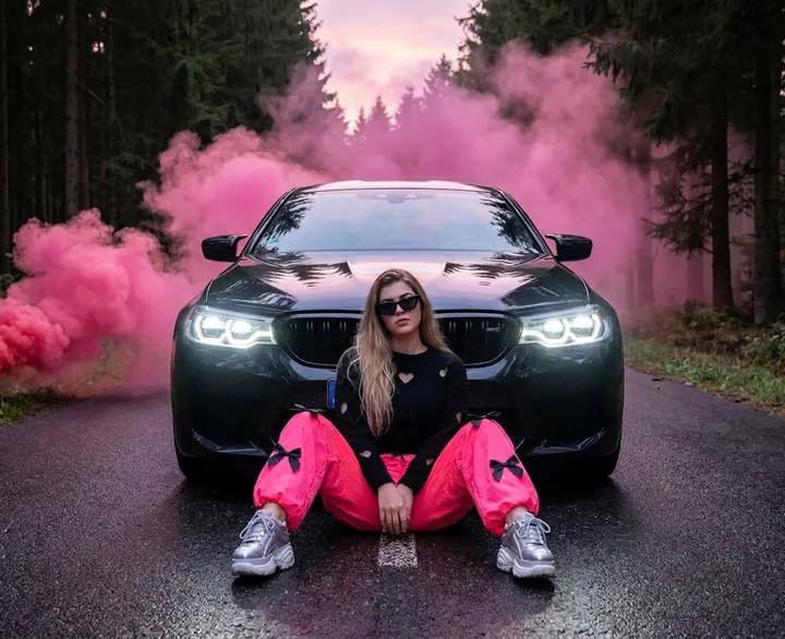 Портрет у черного BMW в розовом дыму