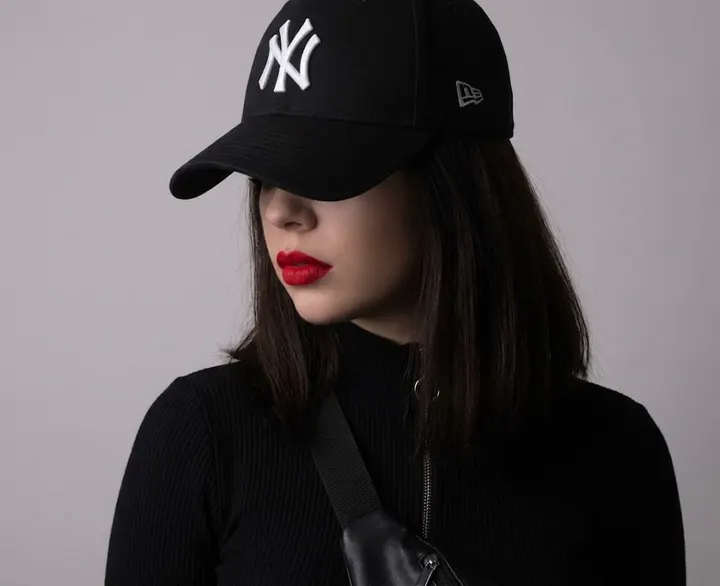 Фэшн-портрет в стиле кепки NY