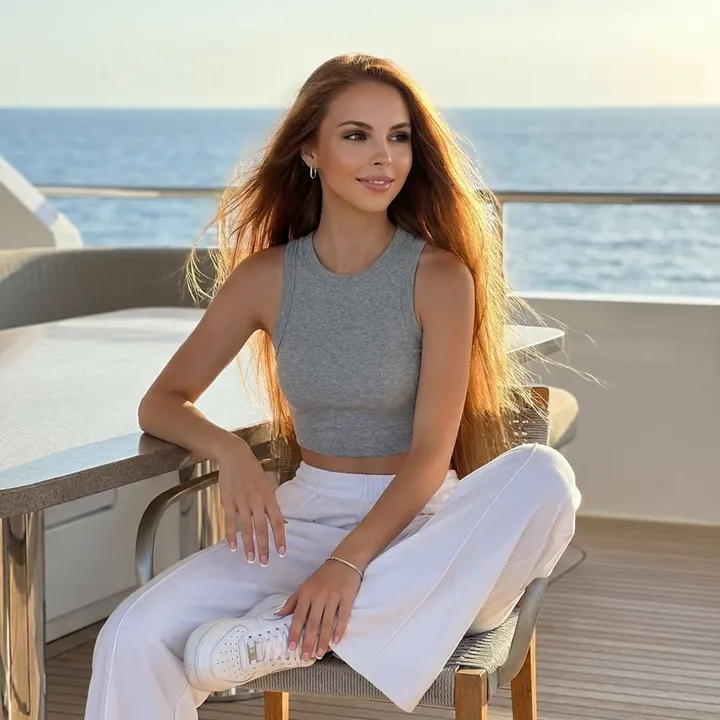 Женщина на яхте в океане