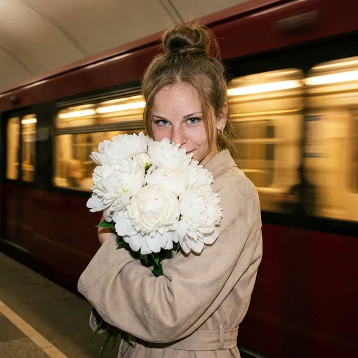Девушка с пионами в метро
