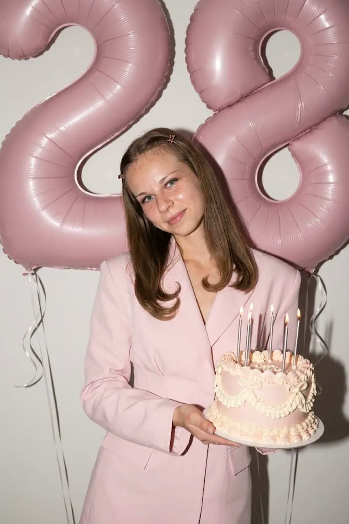 День рождения 28 лет с тортиком