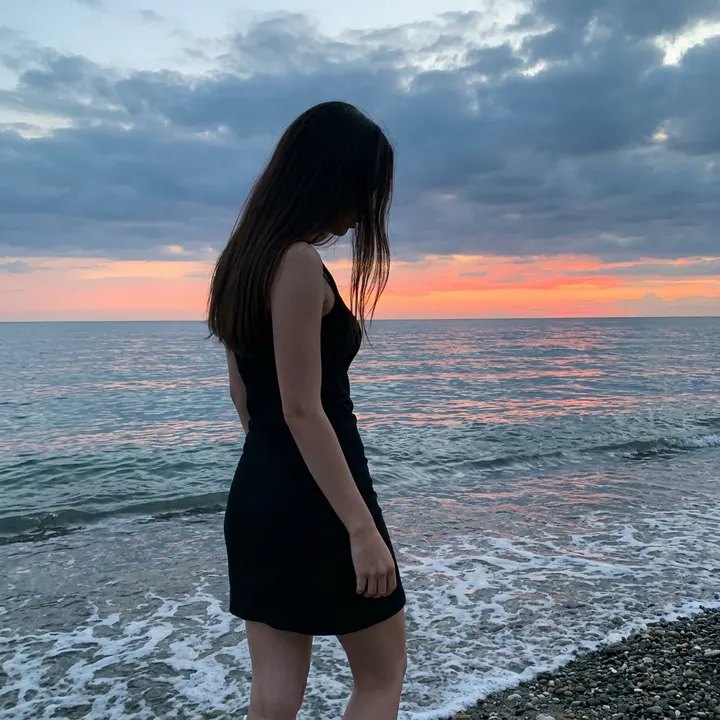 Девушка у моря на закате