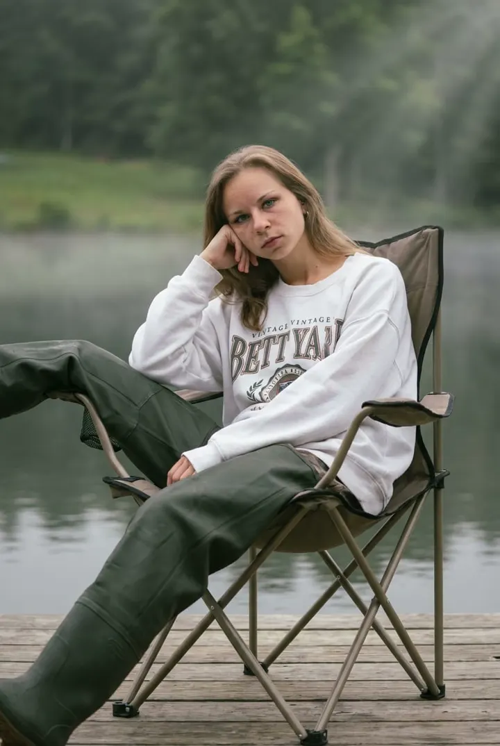 Модный портрет у озера