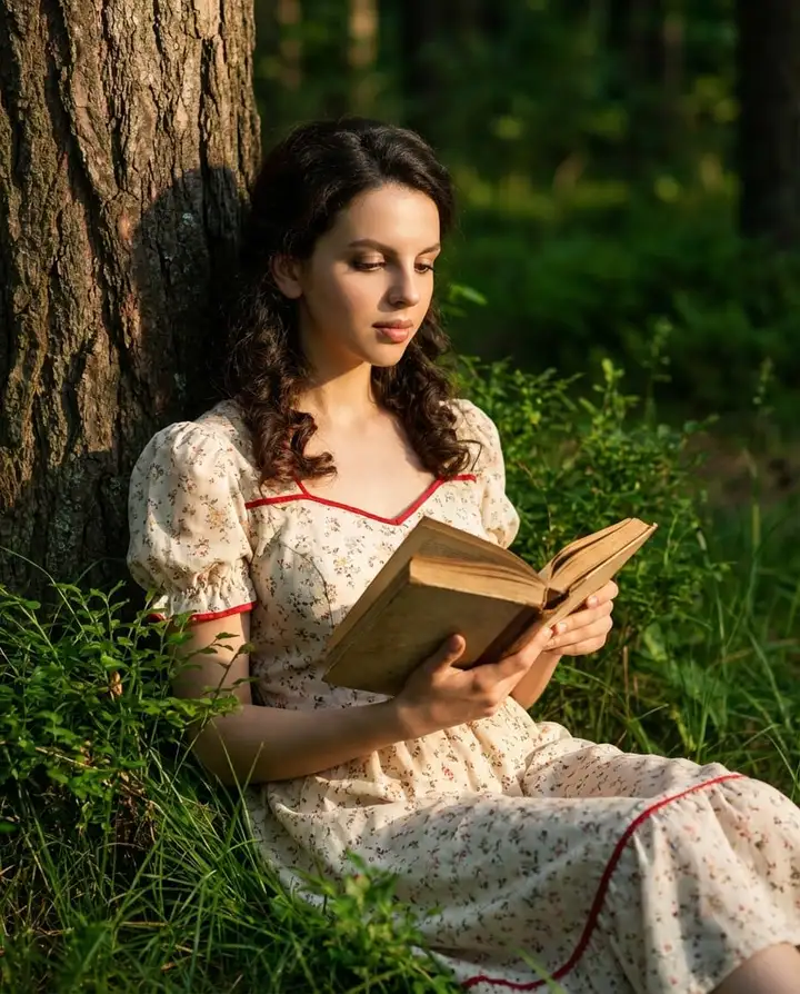 Женщина с книгой в лесу