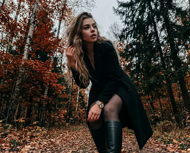Девушка в осеннем лесу