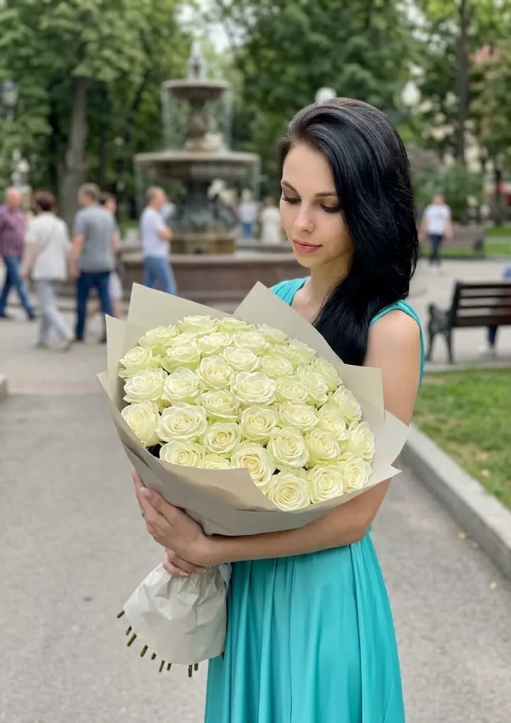 Женщина с букетом белых роз
