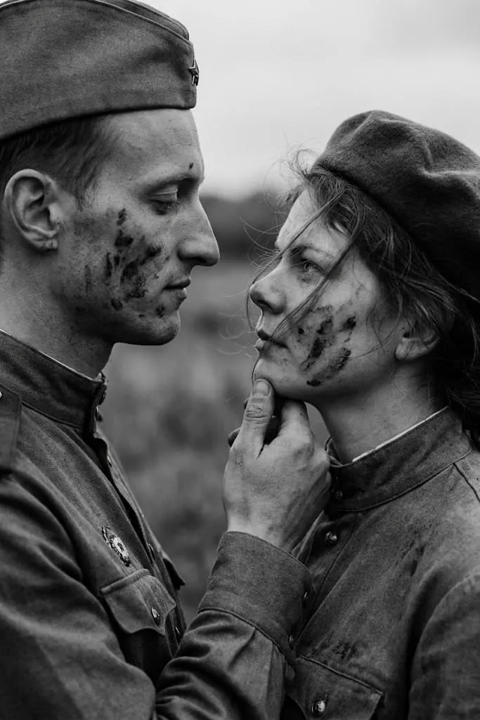 Пара в военной форме черно-белое фото