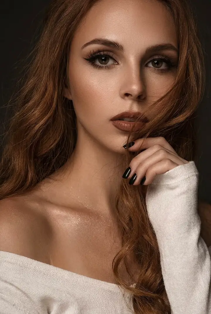 Интимный макро портрет в лонгсливе