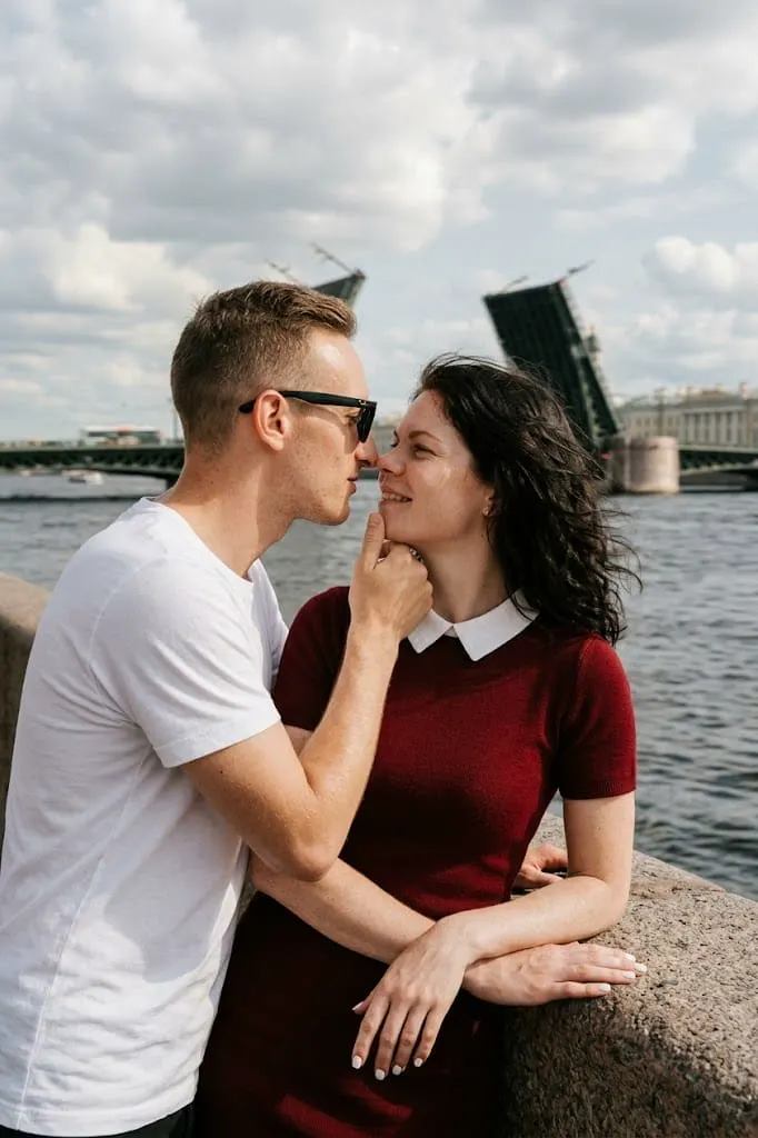 Пара у разводного моста
