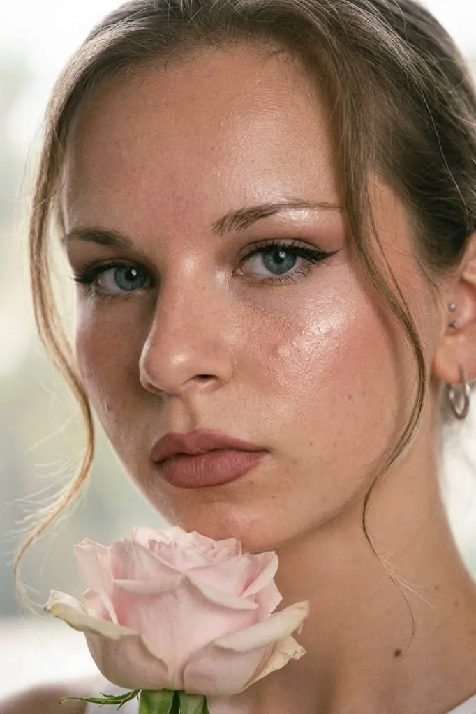 Портрет в стиле Vogue с розой