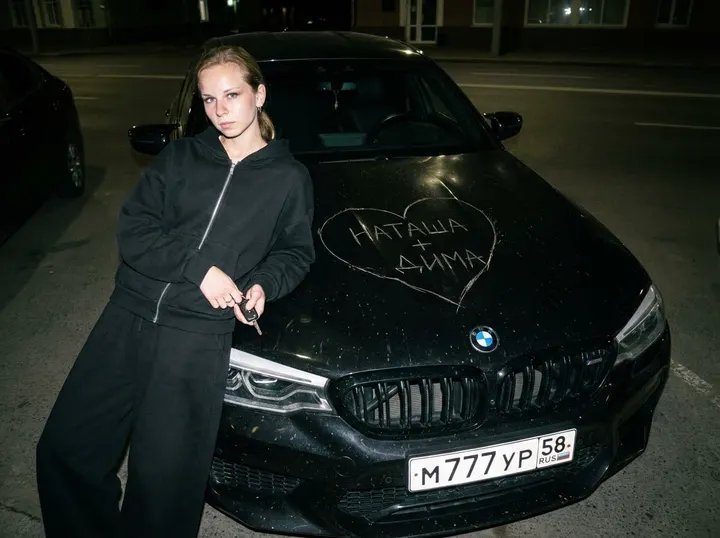 Мужчина у BMW с надписью на капоте
