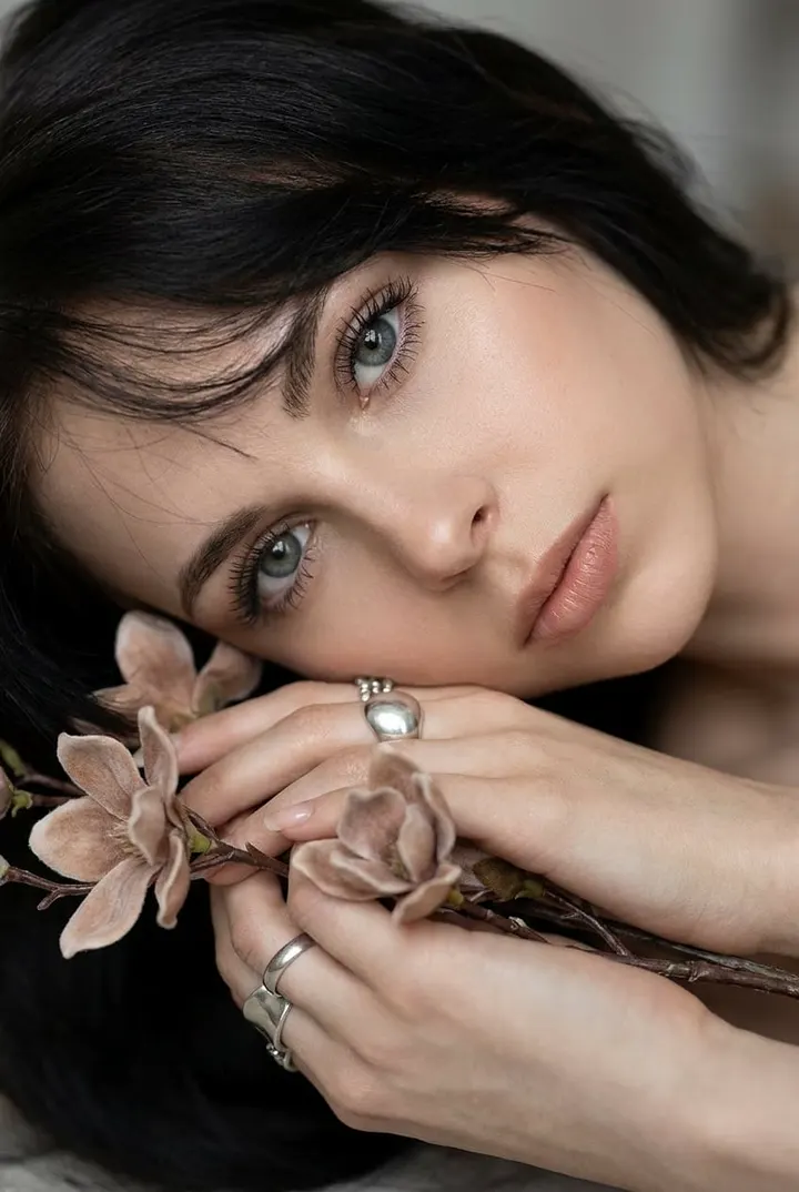 Портрет в стиле Vogue с цветами