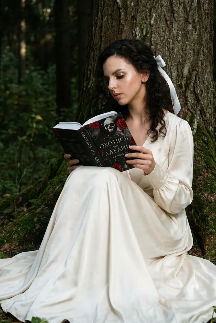 Девушка с книгой в лесу