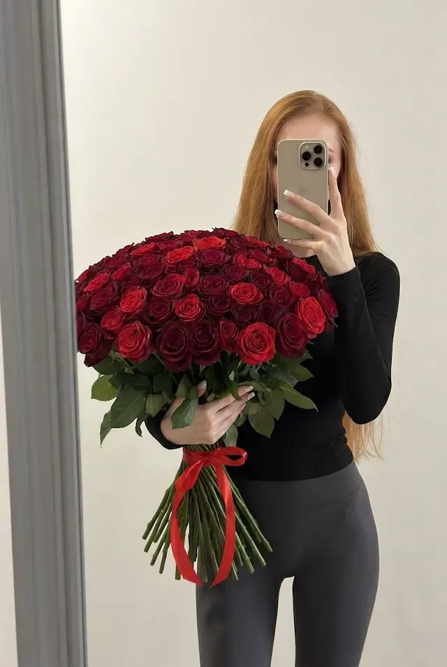 Зеркальное селфи с розами