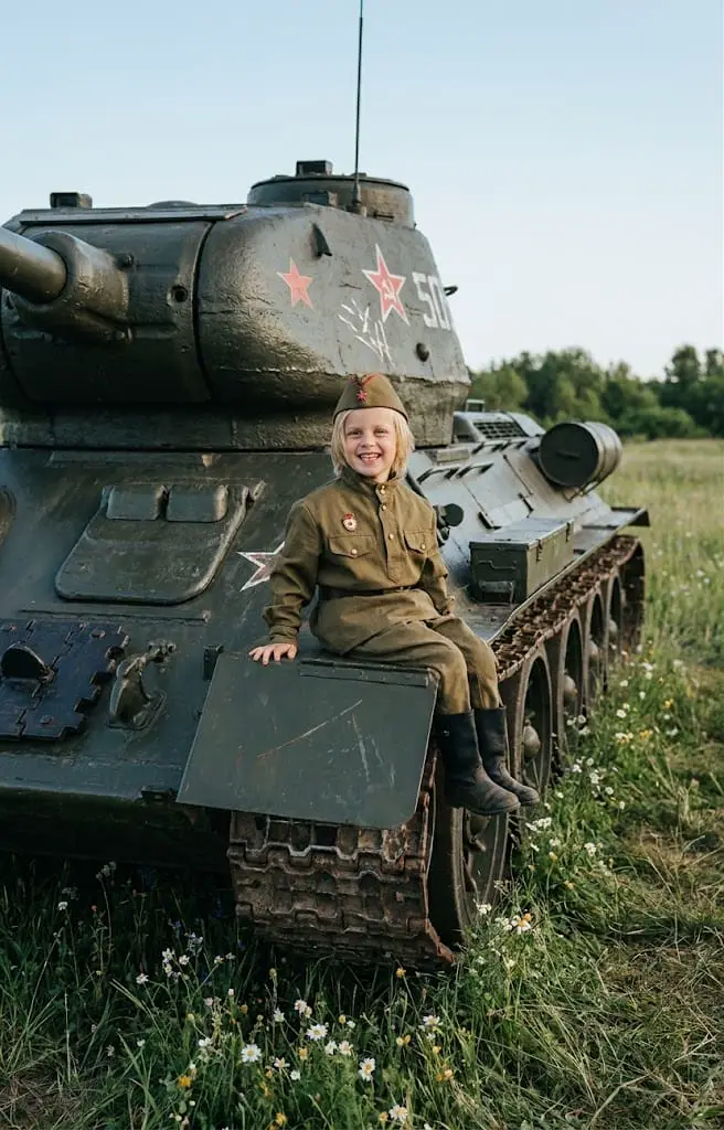 Мальчик на танке Победы