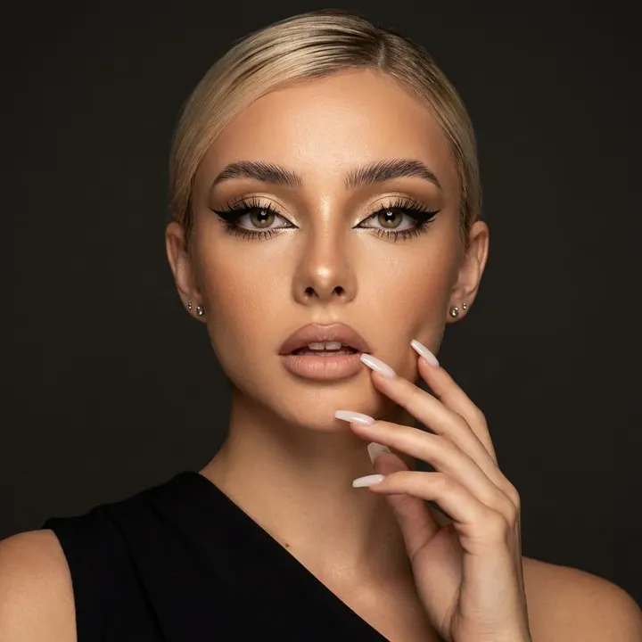 Fashion бьюти портрет в черном топе