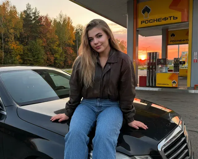 Стильный портрет на капоте авто