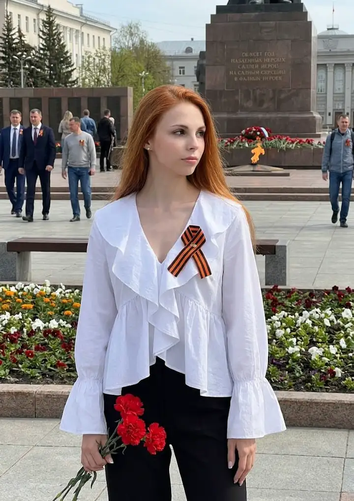 Девушка на 9 мая с гвоздиками