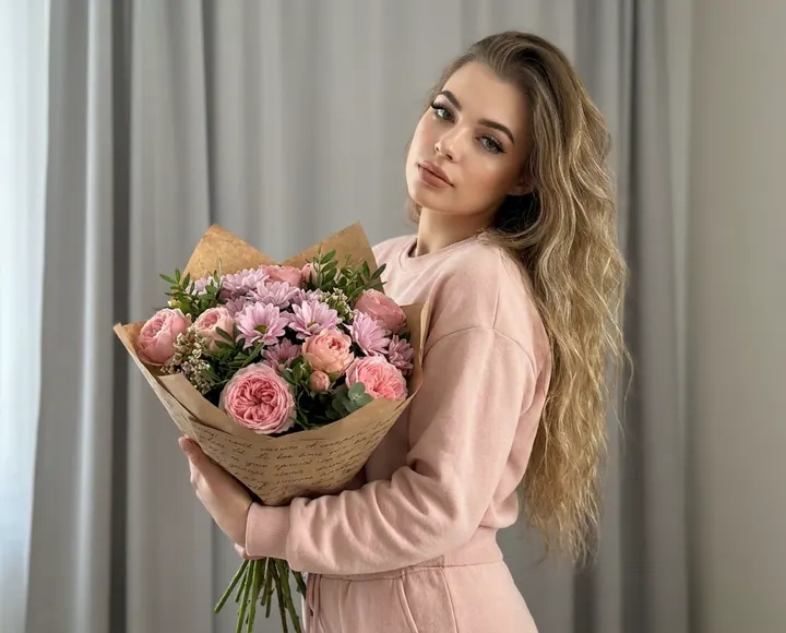 Девушка с букетом роз
