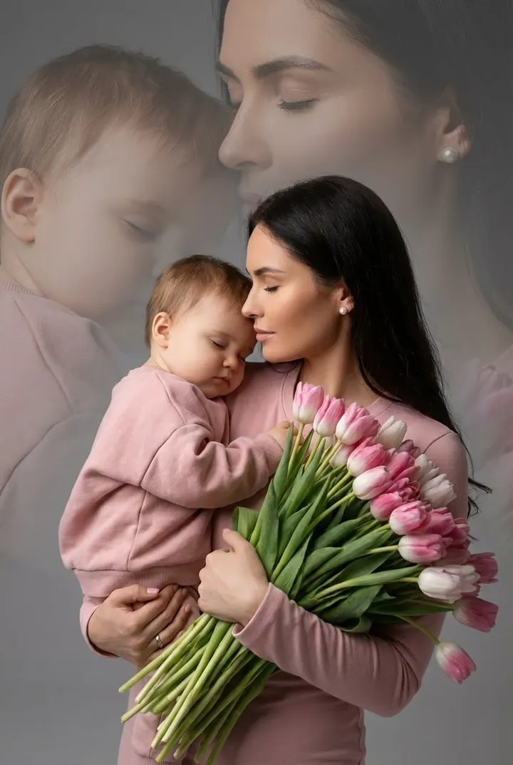 Мама с ребенком и тюльпанами