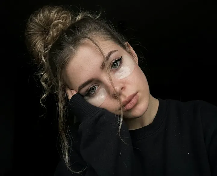 Селфи девушки в патчах и свитшоте