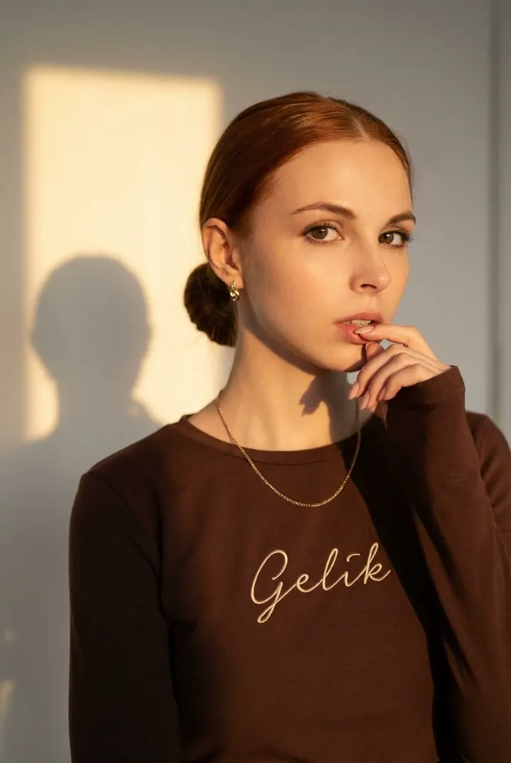 Портрет в шоколадном лонгсливе Gelik