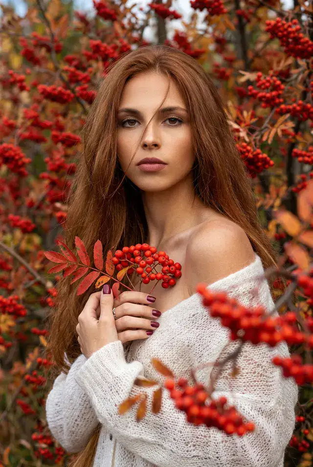 Девушка с рябиной осенью