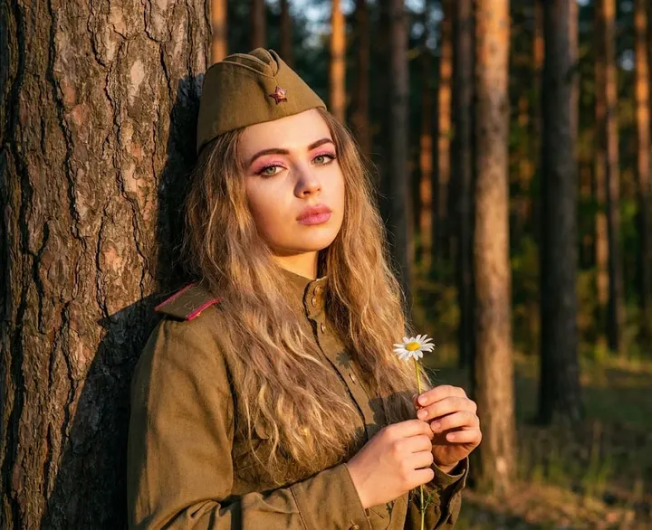 Девушка в военной форме в лесу