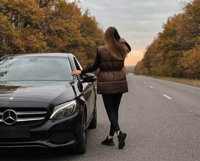 Осенняя эстетика у черного авто