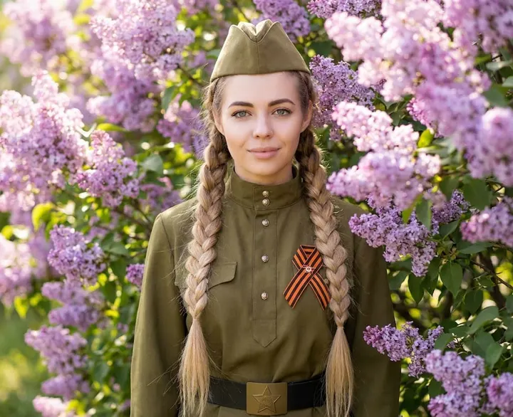 Девушка в форме 9 мая