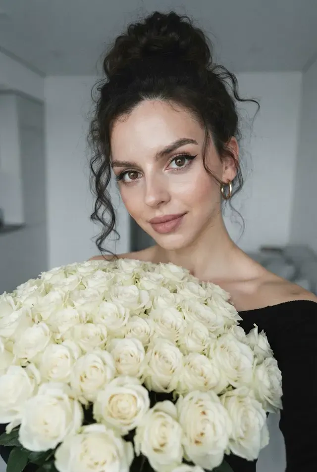 Селфи с пышным букетом белых роз