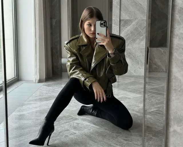 Модное зеркальное селфи в косухе