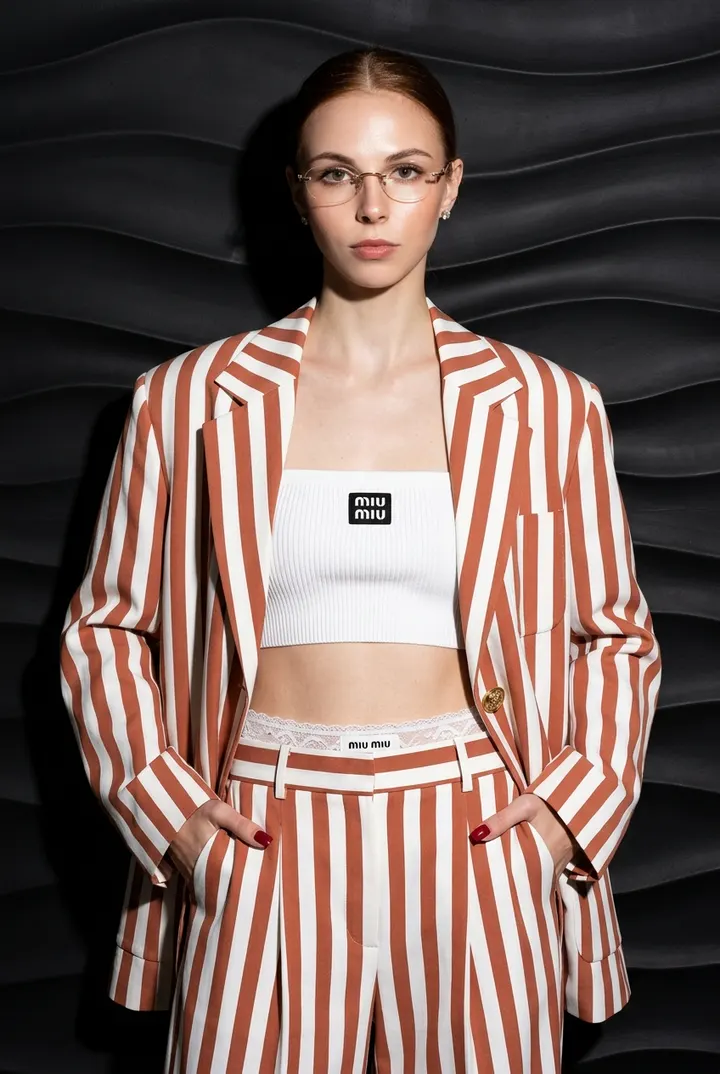 Девушка в терракотовом блейзере Miu Miu