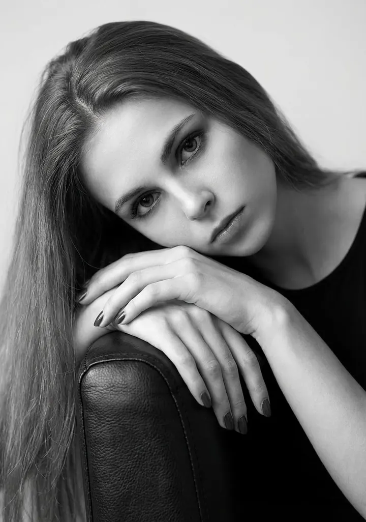 Чёрно-белый художественный портрет женщины