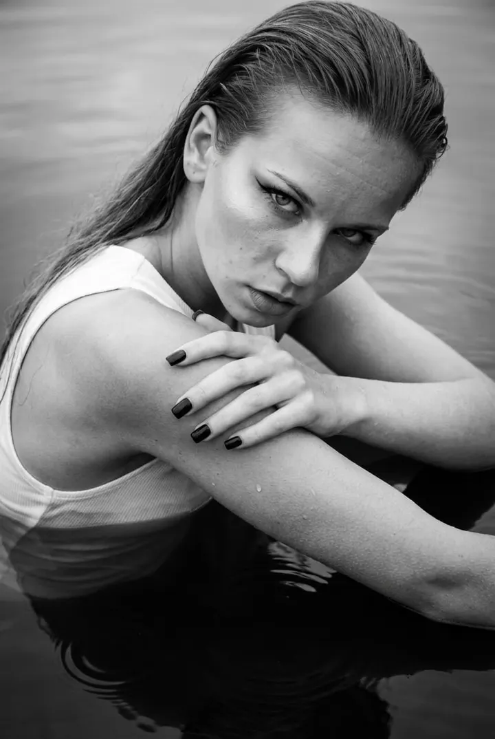 Черно-белый арт-портрет в воде