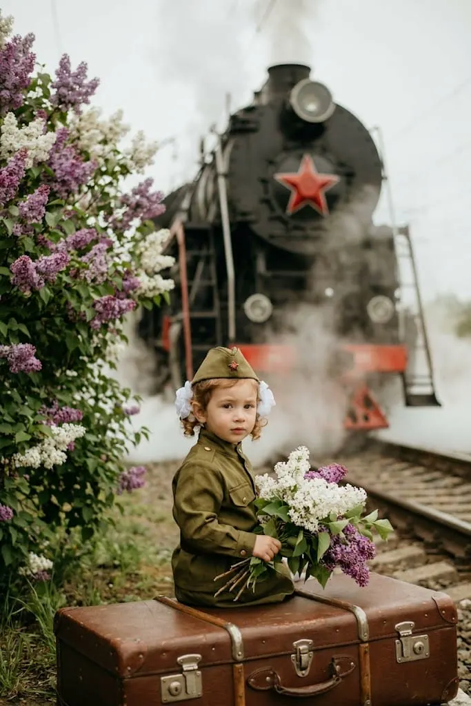 Ребенок у паровоза Победы
