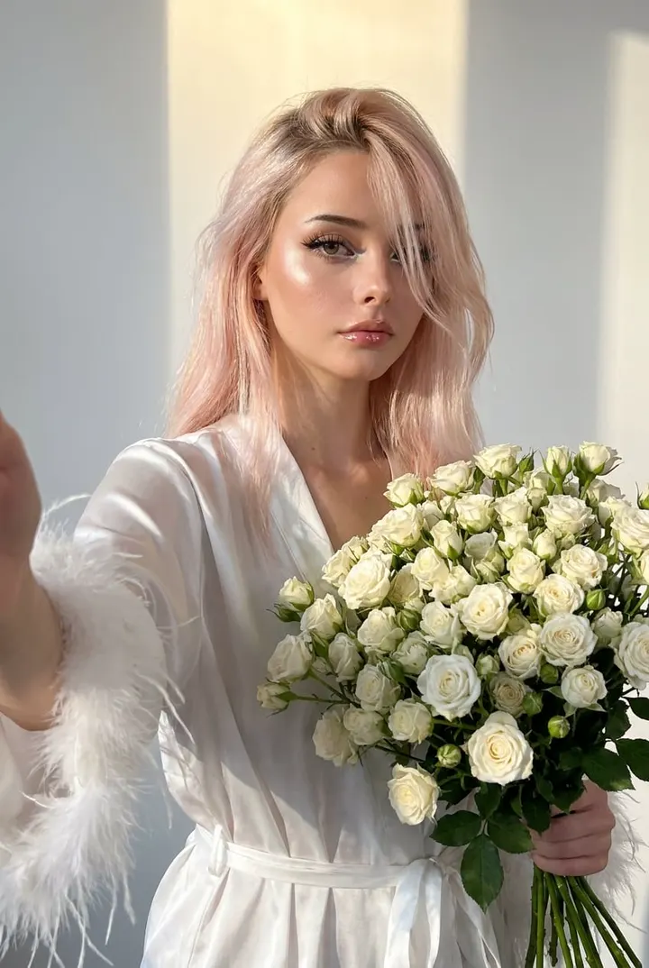 Селфи в белом шелковом халате с розами